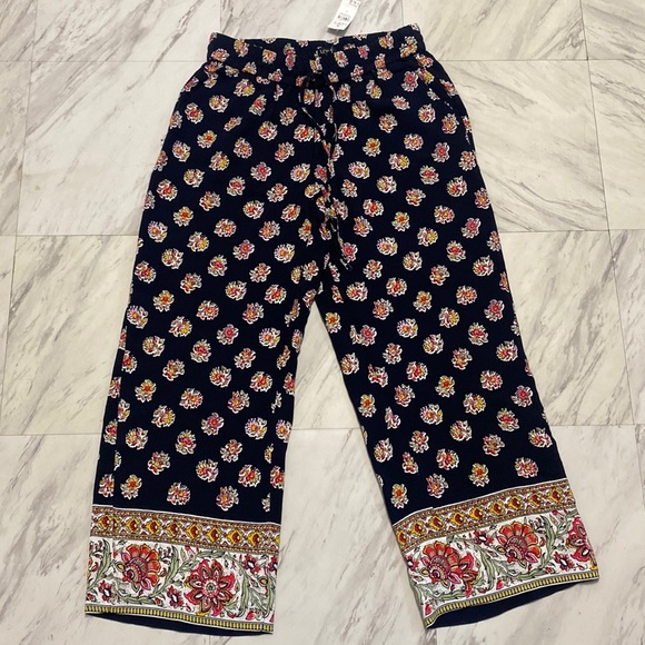 LOFT Pants - 🎉2/$10 LOFT cropped pull on style pants size small NEW